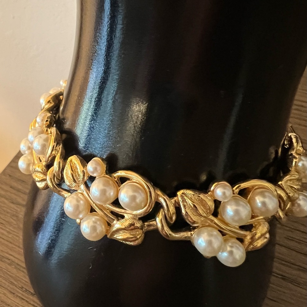 🦋Napier Vintage Pearl and Gold Tone Floral Bracelet